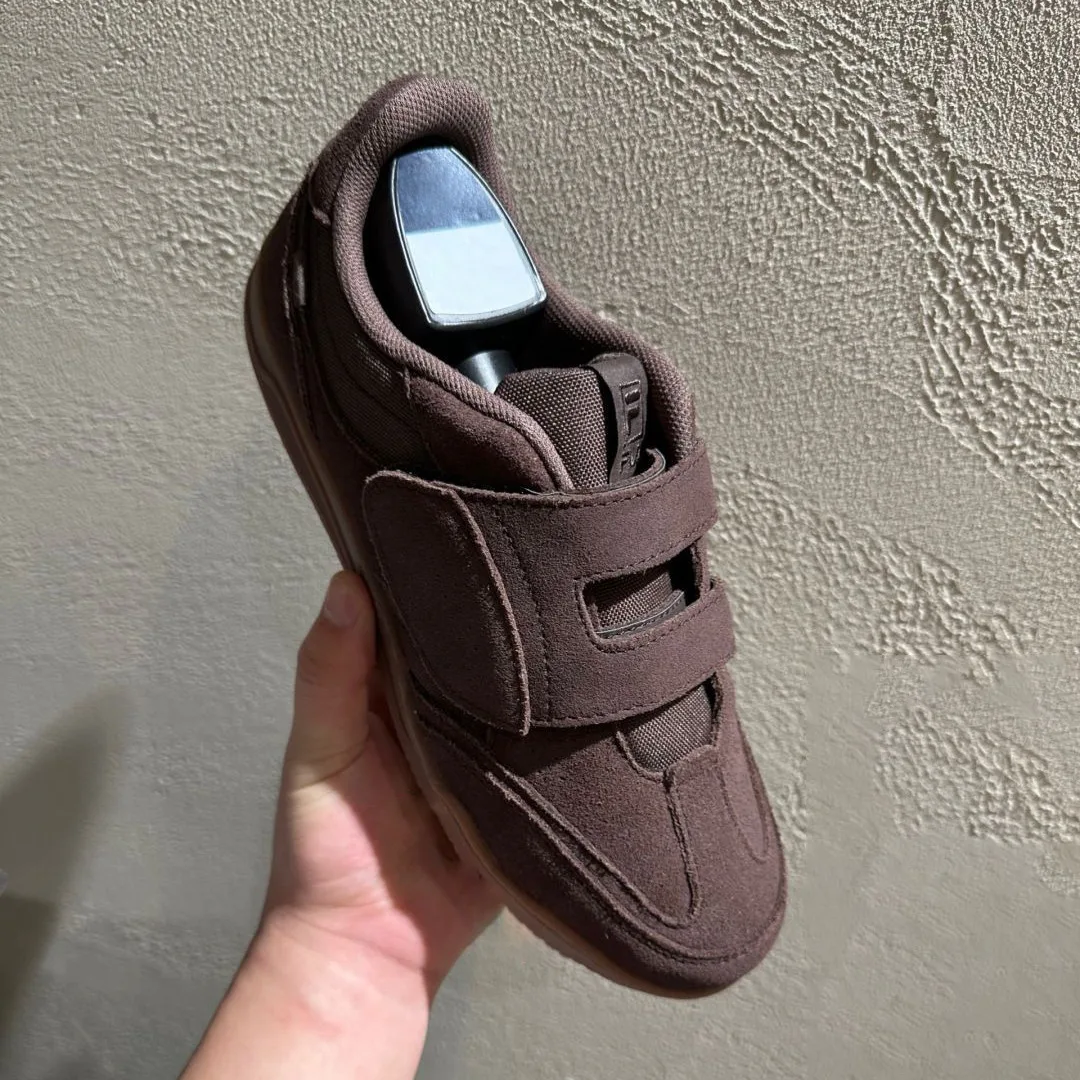 女性用ベルクロストラップレトロスニーカー、ソフトピンクスエー - Velcro Hook Loop のレビューと価格